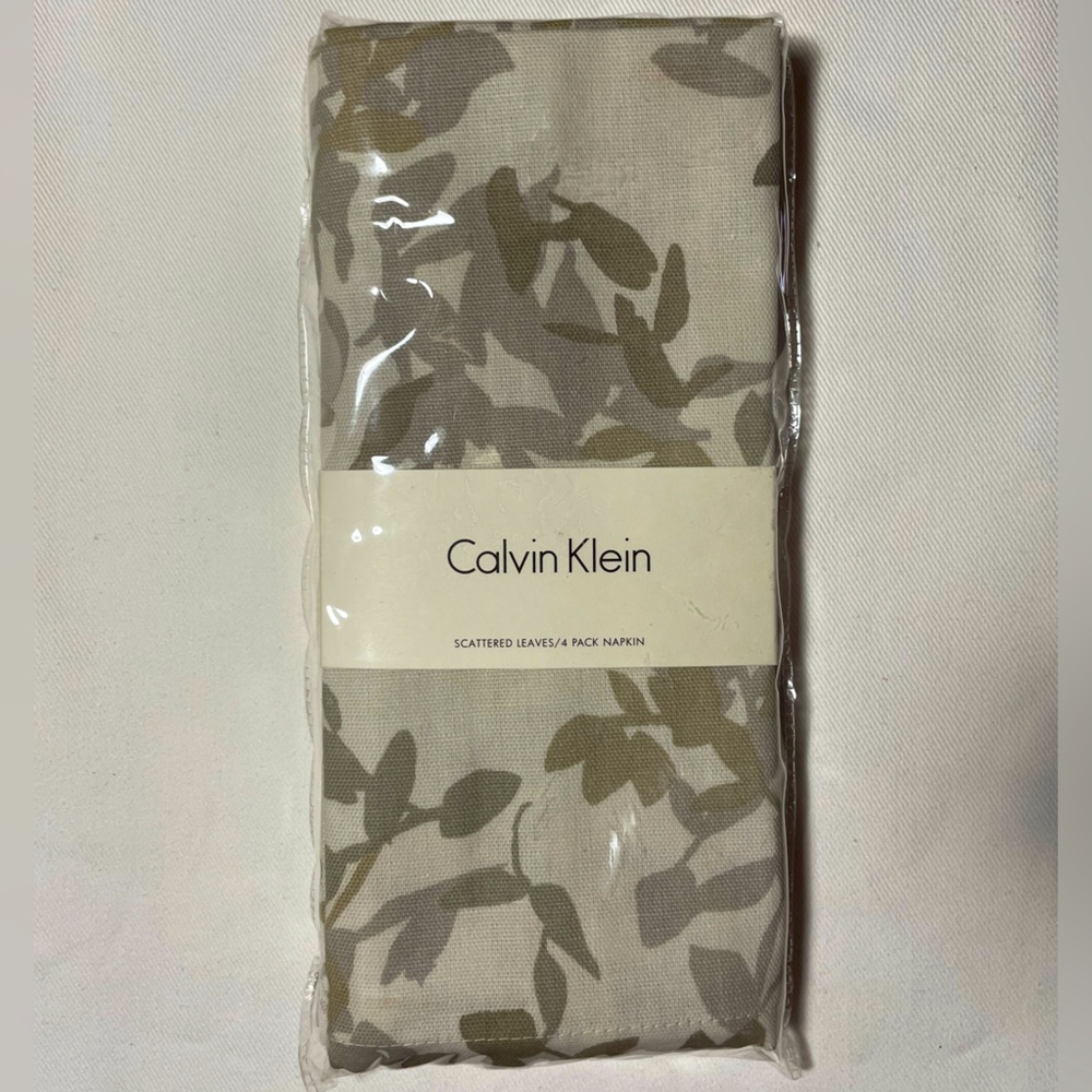 NWT   CALVIN KLEIN  NAPKINS  Set of Four   “SCATTERED LEAVES”